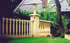 Balustrade mit Pfeiler und Lampe